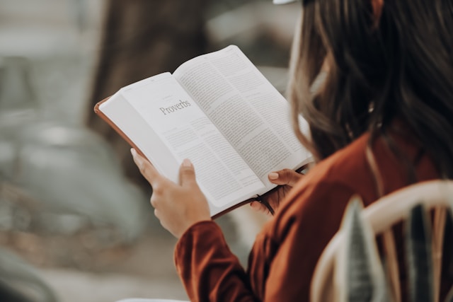 本を読む女性